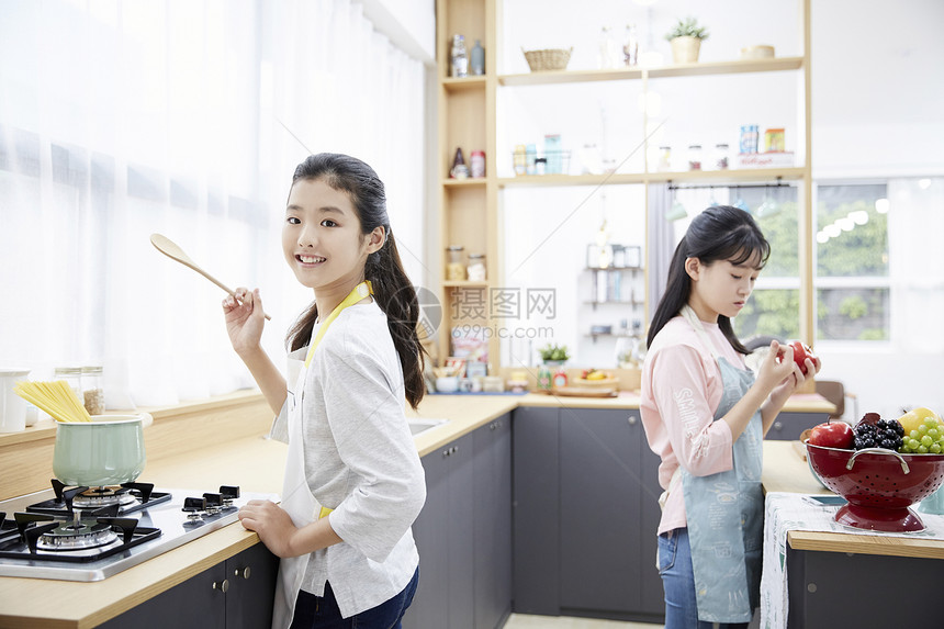 厨房一起做菜的青年女闺蜜图片