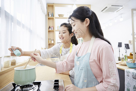 一起居家做假期作业的高中生闺蜜高清图片