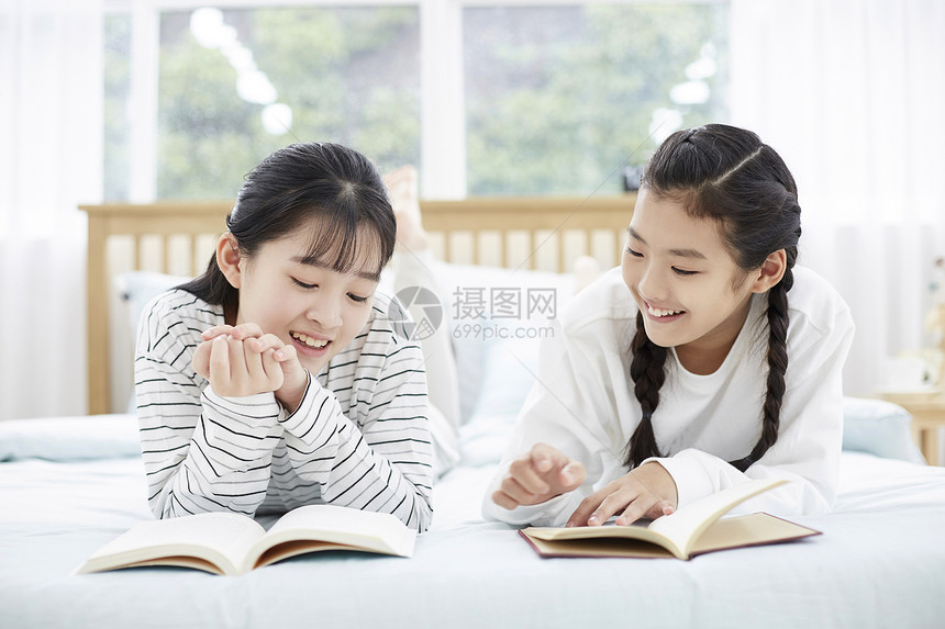 居家一起看书的青年女姐妹图片