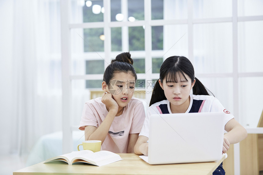 居家一起看书的青年女姐妹图片