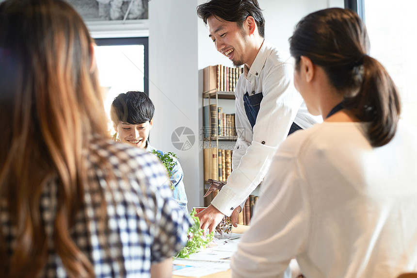 男花艺师给同学们讲述花艺知识图片