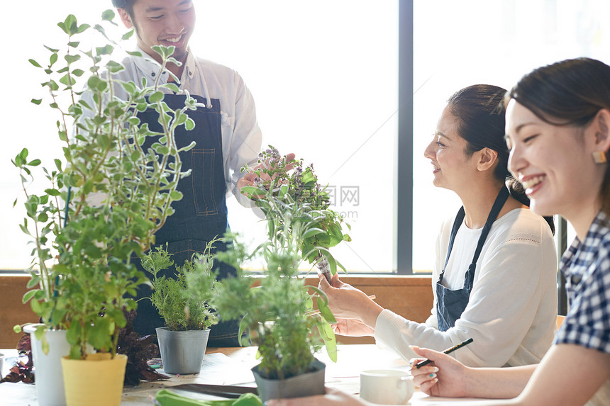 男花艺师给同学们讲述花艺知识图片