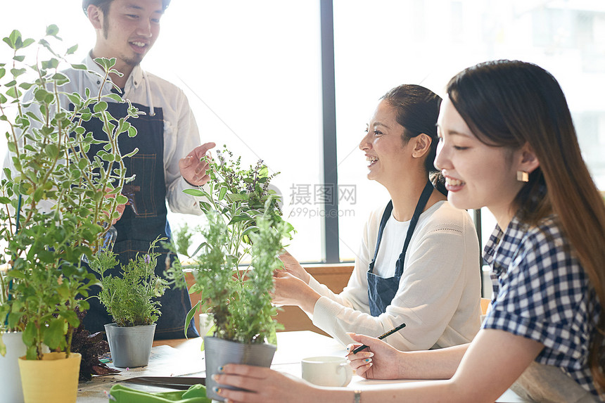 男花艺师给同学们讲述花艺知识图片