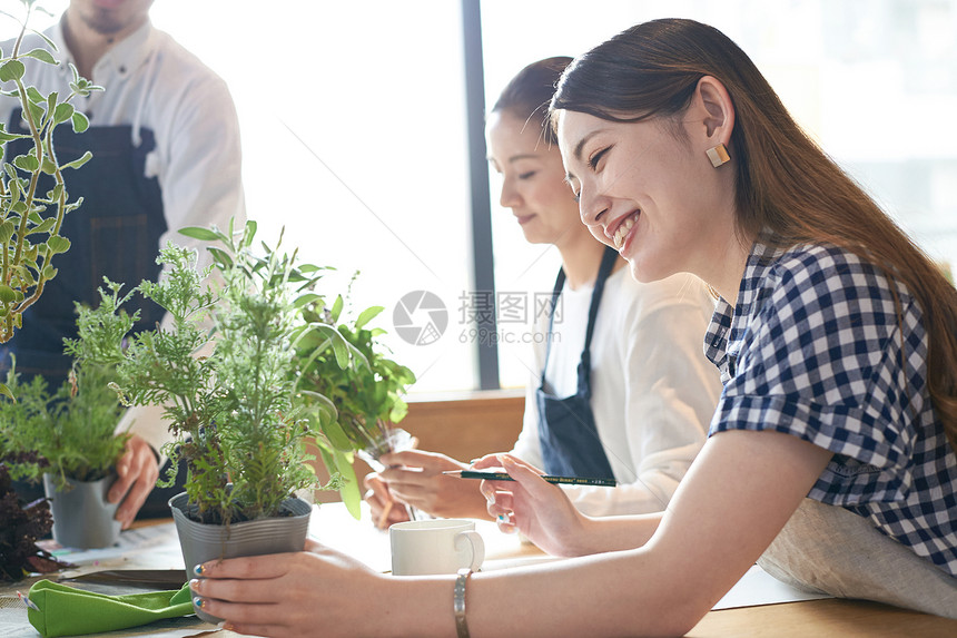 男花艺师给同学们讲述花艺知识图片