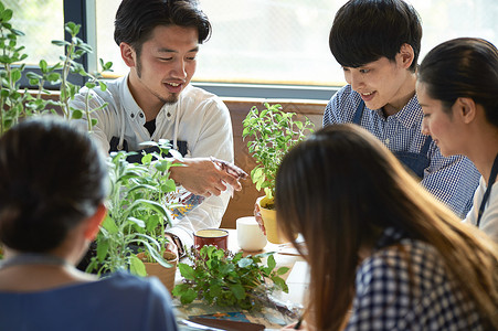 男花艺师给同学们讲述花艺知识图片