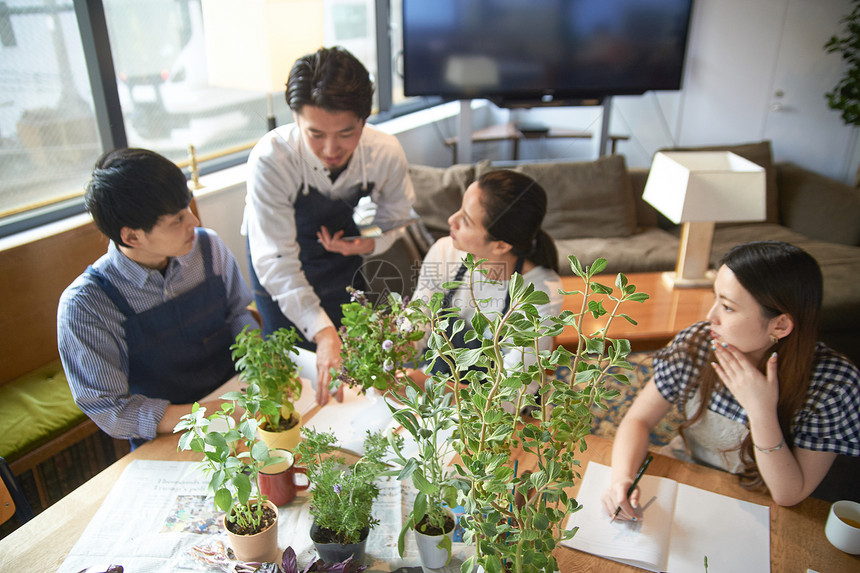 男性花艺师给学员介绍花艺图片