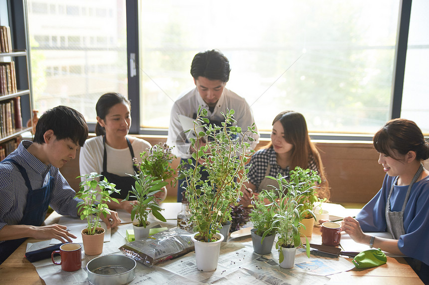 男性花艺师给学员介绍花艺图片