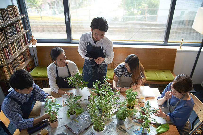 男性花艺师给学员介绍花艺图片