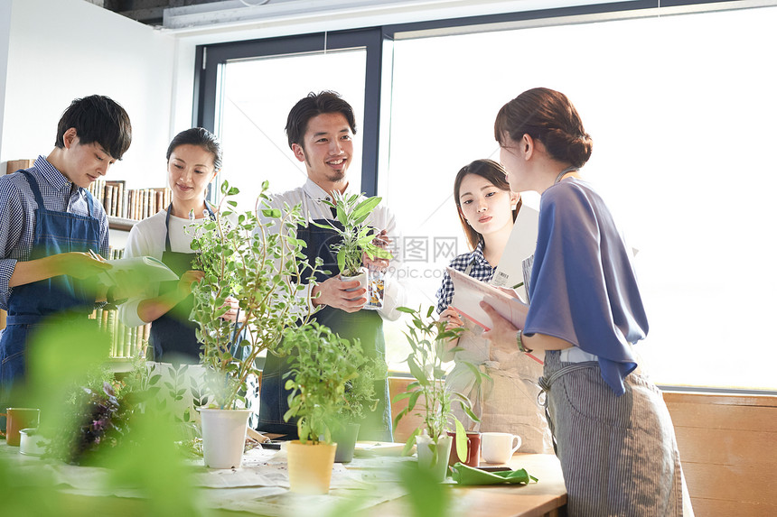 男性花艺师给学员介绍花艺图片