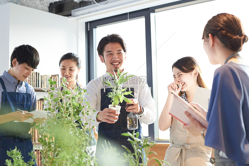 男性花艺师给大家讲授花艺知识图片