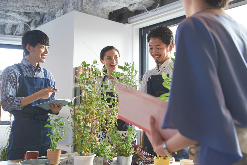 男性花艺师给大家讲授花艺知识图片