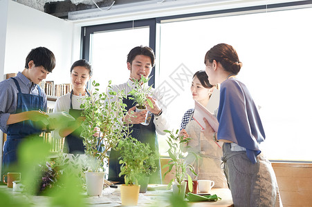 园艺课堂种植的学生和讲师图片