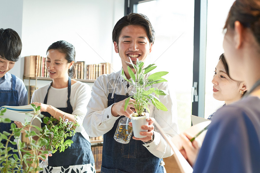 园艺课堂学习种植的学生和讲师图片