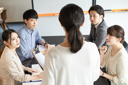 语言学校课堂上的讲师和学生图片