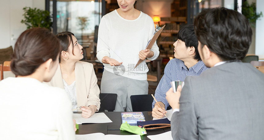 语言学校内的班级讲师和学生图片