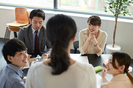 语言学校班级里的讲师和学生图片