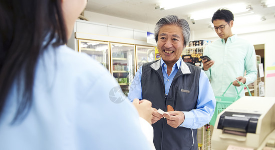 顾客在便利店的收银台排队图片