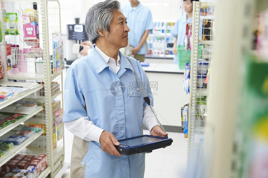 在便利店工作的老年男性图片