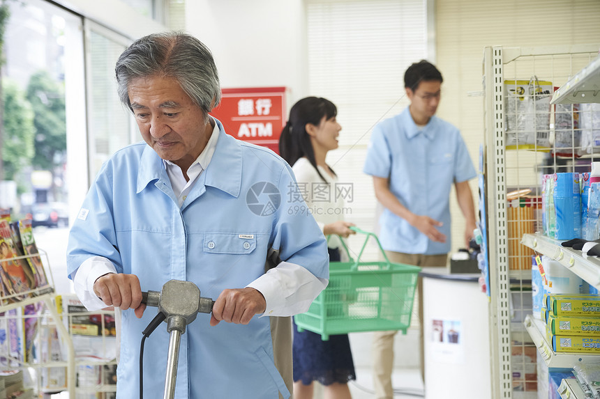 在便利店工作的高龄男性图片