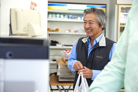 顾客在便利店的收银台结账图片