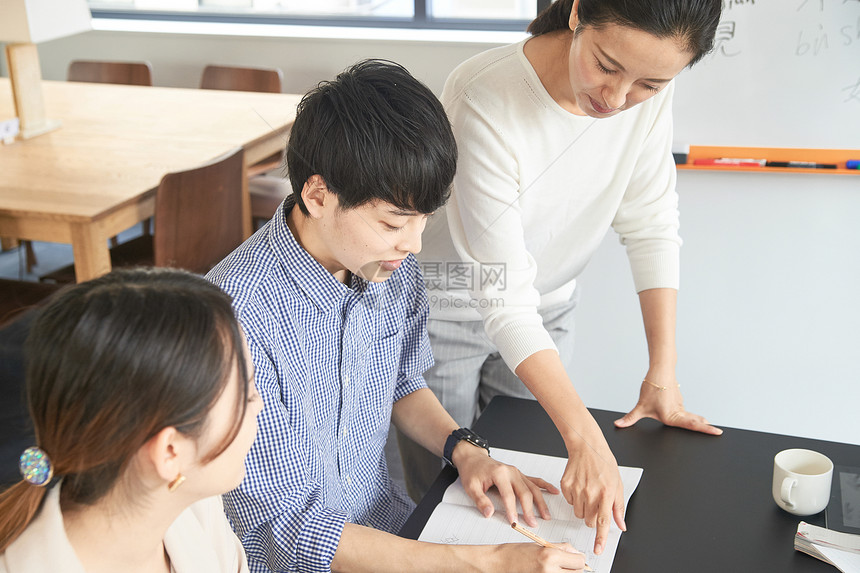 给学生辅导的讲师图片