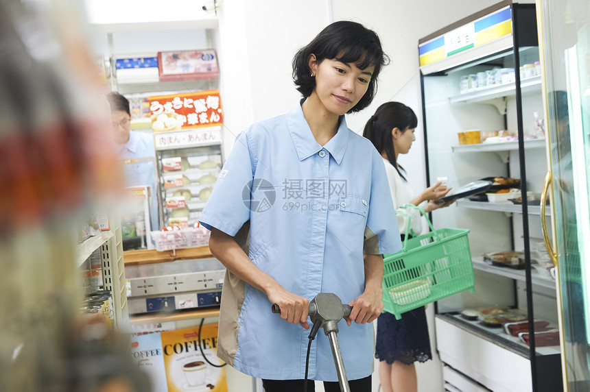 在便利店工作的女人图片