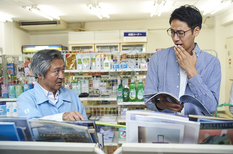 在便利店读书的青年男性图片