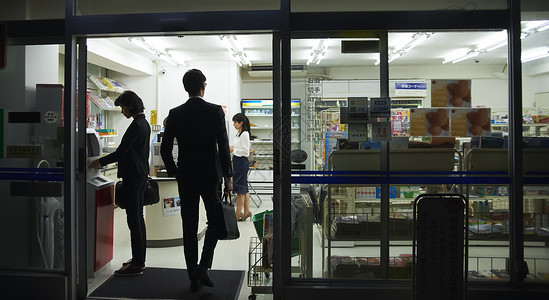 便利店门口男人在便利店购物背景