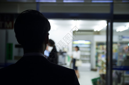 便利店门口女白领休息时间在便利店购物背景