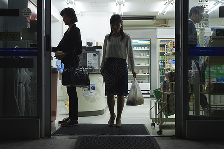 便利店门口女白领休息时间在便利店购物背景