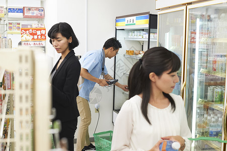 在便利店工作的男生女生图片