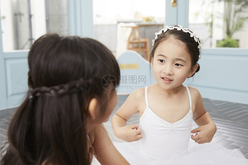 韩国人玩亚洲人朋友孩子兄弟姐妹芭蕾舞图片