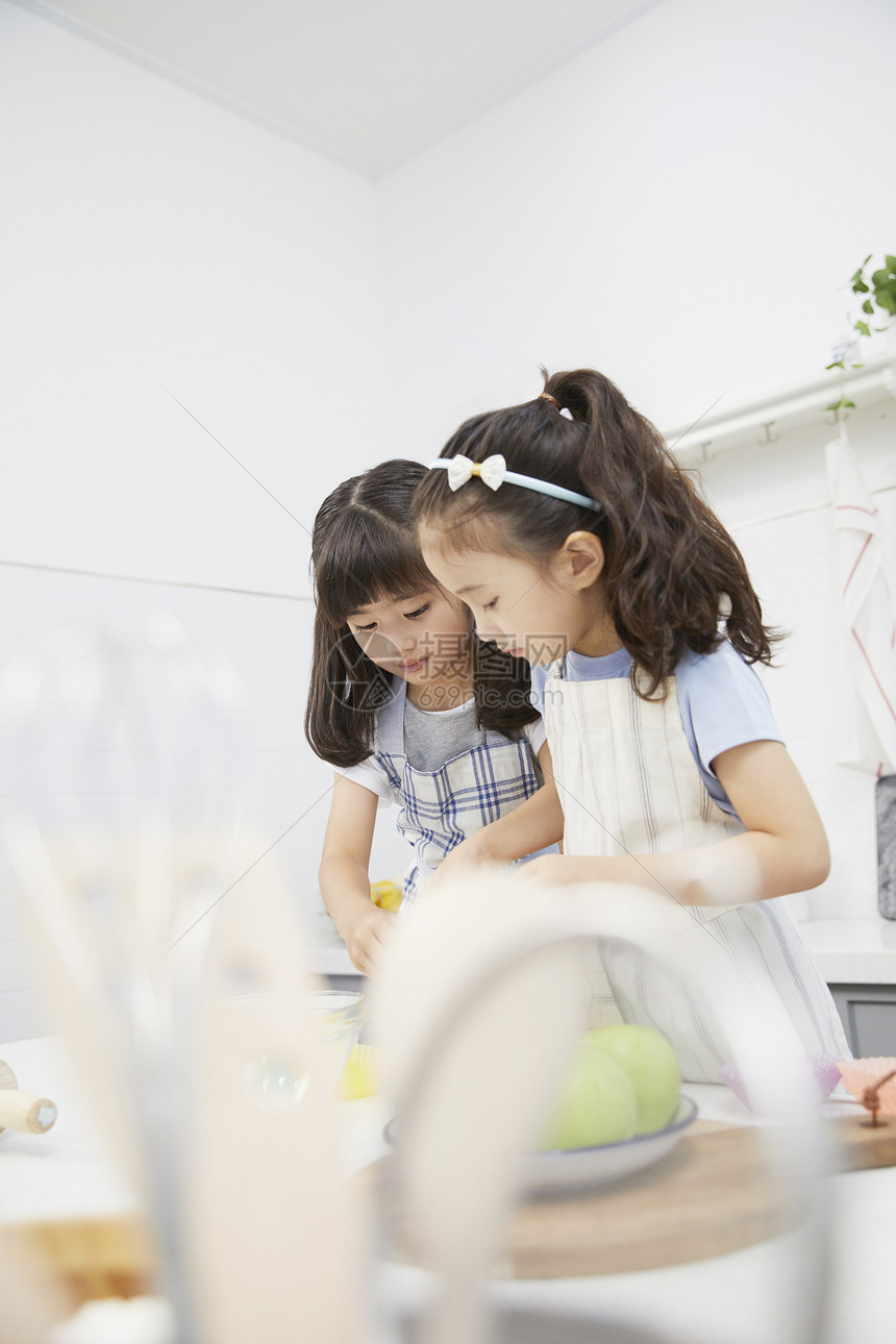 半身像生活女孩朋友孩子兄弟姐妹烹饪玩耍图片