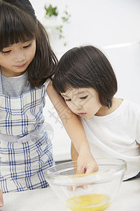 前视图在一起韩国人朋友孩子兄弟姐妹烹饪玩耍图片
