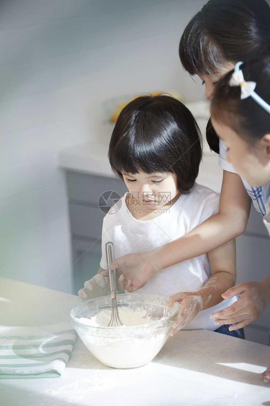 上身食物胡须朋友孩子兄弟姐妹烹饪玩耍图片