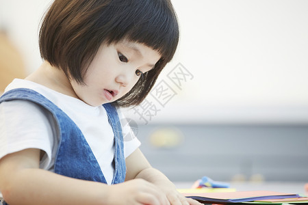 小女孩画儿童画图片
