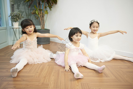 一起学习跳芭蕾舞的小女生图片