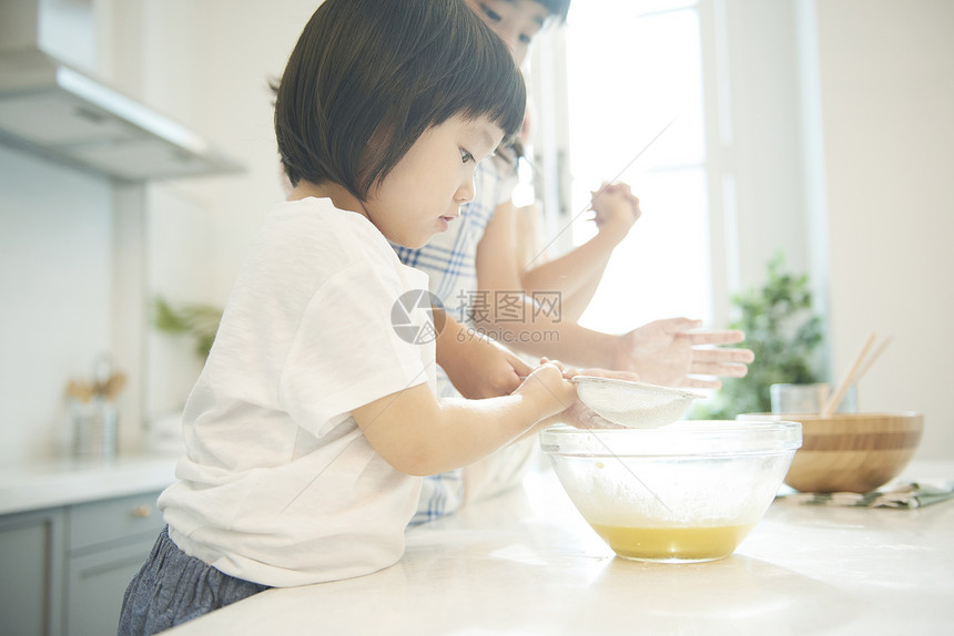 朋友孩子兄弟姐妹玩耍烹饪图片