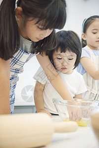 朋友孩子兄弟姐妹玩耍烹饪图片