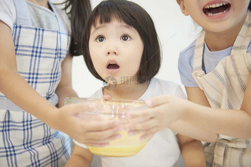 朋友孩子兄弟姐妹玩耍烹饪图片