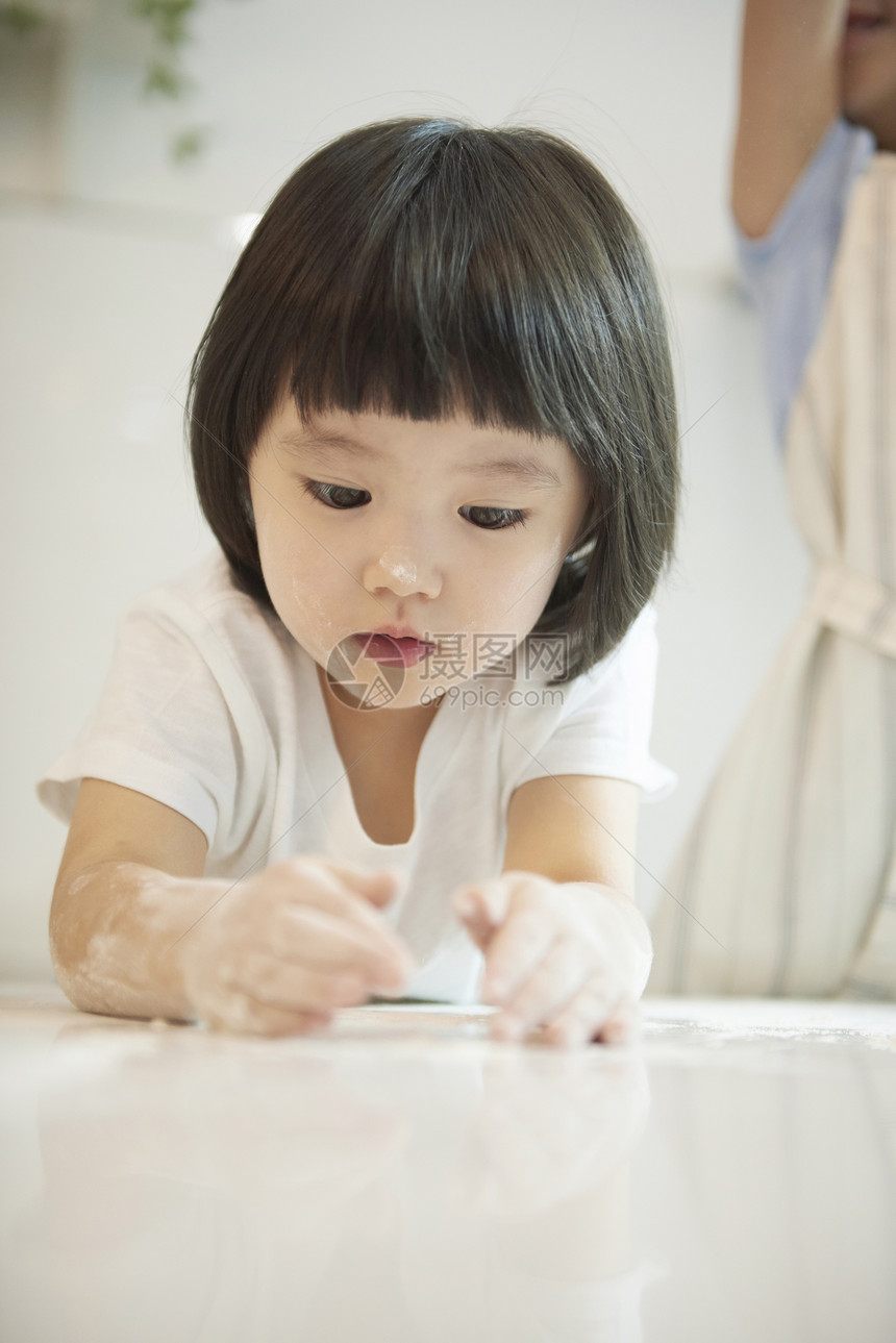 朋友孩子兄弟姐妹玩耍烹饪图片