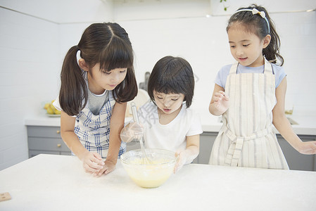 朋友孩子兄弟姐妹玩耍烹饪图片