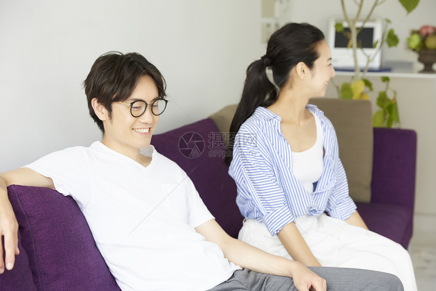 一对夫妇坐在客厅沙发上休息图片