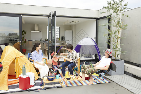 室外露营玩耍的一家人图片