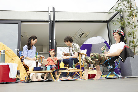 阳台上露营玩耍的家庭图片