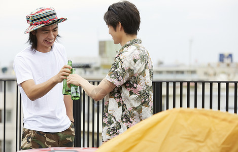 在阳台上喝啤酒聊天的好朋友图片