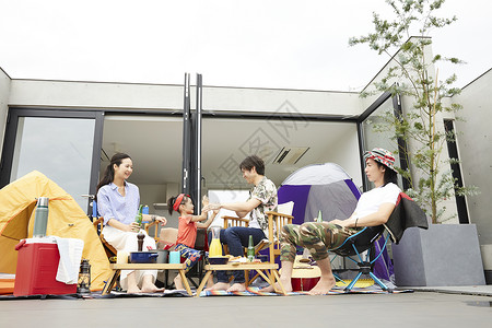 假期阳台上露营野餐的家庭图片