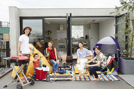 阳台上露营野餐的家人朋友图片