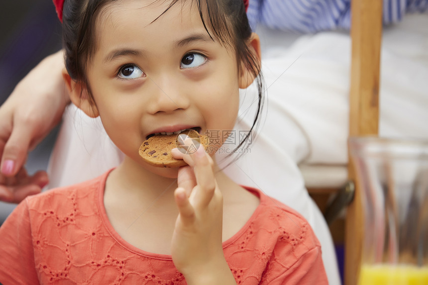 吃着饼干的小女孩图片