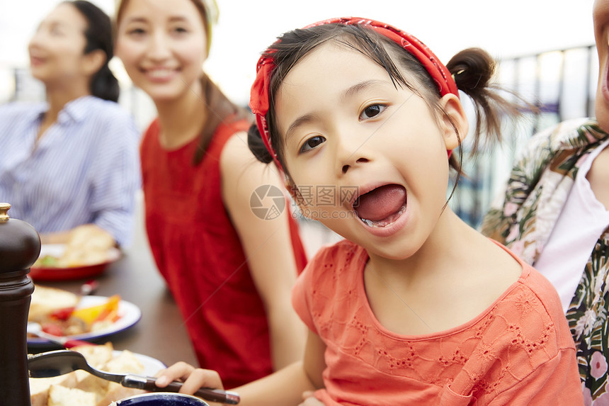 一家人在院子里聚餐图片